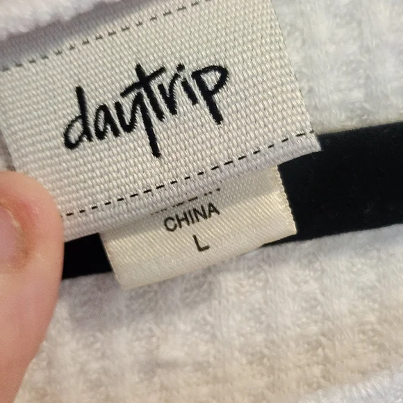 Daytrip Womens White Top with Multicolor Sleeves Size L Euc - Picture 3 of 3